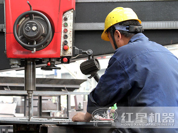 半岛在线(中国)车间师傅在认真工作